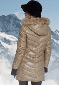 Born2be - Ciemnobeżowa Pikowana Kurtka z Kapturem i Futerkiem z Możliwością Odpięcia Elentina. Okazja: na co dzień, do pracy, na spotkanie biznesowe. Typ kołnierza: kaptur. Kolor: beżowy. Materiał: futro. Styl: biznesowy, casual #4