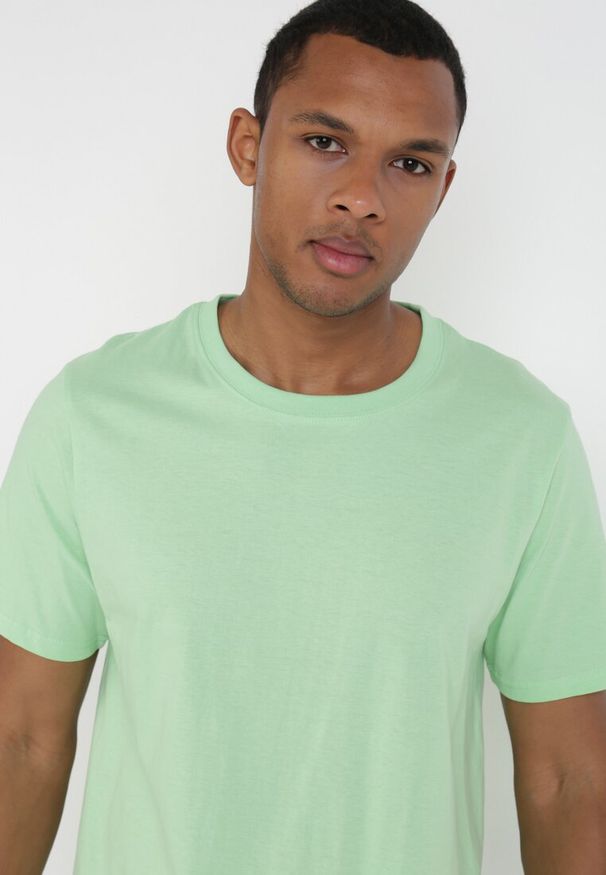 Born2be - Zielona Koszulka Avonmorra. Kolor: zielony. Materiał: dzianina, bawełna, jeans. Długość rękawa: krótki rękaw. Długość: krótkie. Wzór: gładki