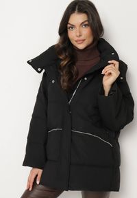 Born2be - Czarna Pikowana Kurtka o Kroju Oversize z Kapturem Kieszeniami i Cyrkoniami Metania. Okazja: na co dzień. Typ kołnierza: kaptur. Kolor: czarny. Materiał: dzianina, jeans. Długość rękawa: długi rękaw. Długość: długie. Wzór: aplikacja. Styl: wizytowy, casual, elegancki #1