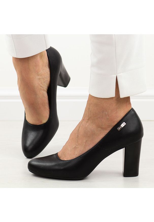 Czarne skórzane czółenka damskie na słupku Sergio Leone Pb130 Gł. Okazja: na co dzień. Zapięcie: bez zapięcia. Kolor: czarny. Materiał: skóra. Obcas: na słupku. Styl: casual, elegancki, klasyczny, wizytowy. Wysokość obcasa: średni