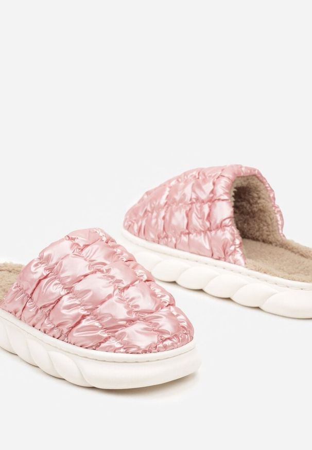 Born2be - Różowe Pikowane Kapcie Vices na Płaskiej Podeszwie Atinara. Okazja: na co dzień. Kolor: różowy. Materiał: jeans. Obcas: na płaskiej podeszwie. Styl: casual
