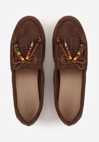 Renee - Brązowe Mokasyny VICES z Imitacji Zamszu z Kokardką Kolorowymi Koralikami i Skórzaną Wkładką Nenden. Okazja: na co dzień. Kolor: brązowy. Materiał: skóra, zamsz. Wzór: kolorowy. Styl: casual, elegancki #6