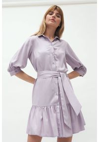 Nife - Wiskozowa koszulowa sukienka z falbaną wiązana w pasie lila. Materiał: wiskoza. Typ sukienki: koszulowe