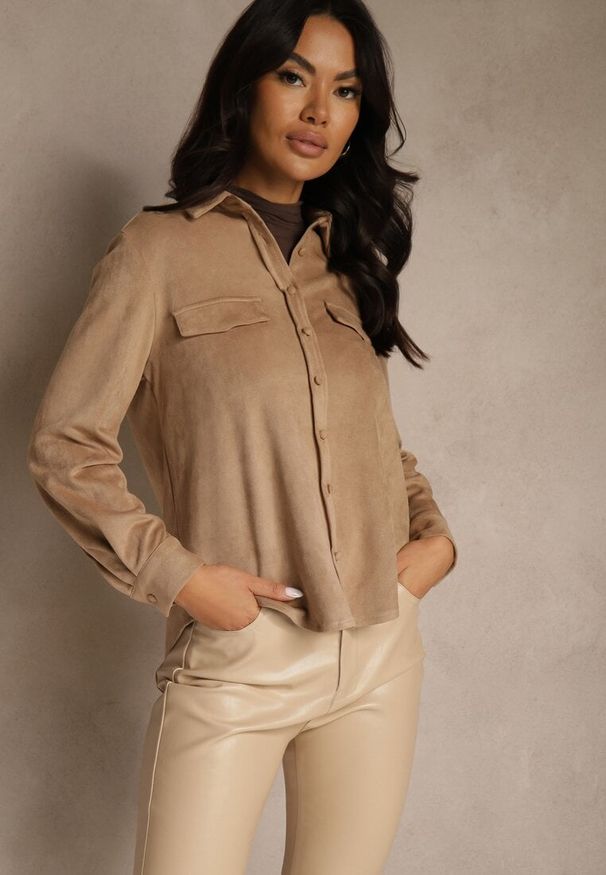 Renee - Beżowa Koszula z Imitacji Zamszu z Klapami Retilda. Okazja: na co dzień. Kolor: beżowy. Materiał: zamsz. Styl: casual, elegancki