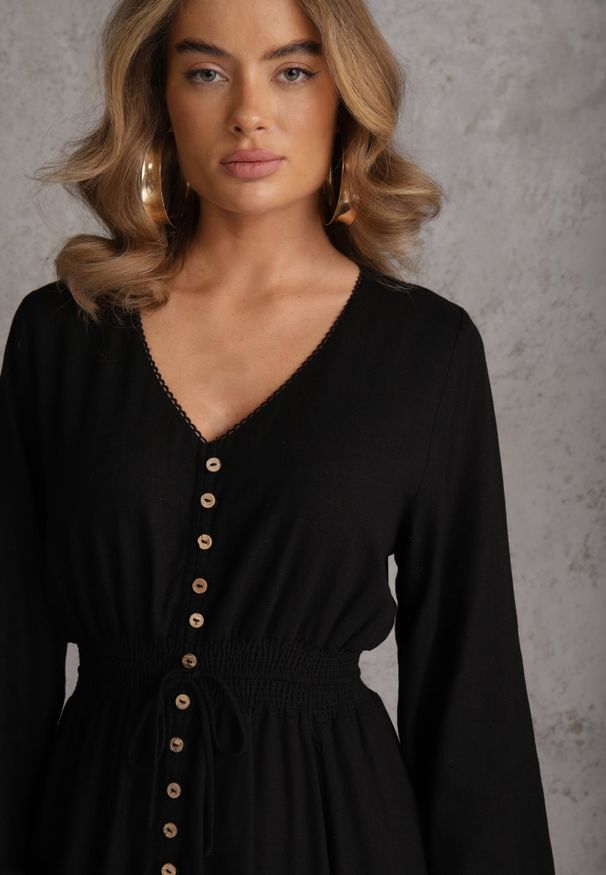 Renee - Czarna Sukienka z Lnem i Wiskozą o Rozkloszowanym Kroju z Ozdobnymi Guzikami Maitena. Okazja: na co dzień. Typ kołnierza: dekolt w kształcie V. Kolor: czarny. Materiał: wiskoza, len. Długość rękawa: długi rękaw. Typ sukienki: rozkloszowane. Styl: elegancki, casual