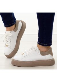 Białe skórzane półbuty damskie Filippo Dp7502/26. Okazja: na co dzień. Kolor: biały. Materiał: skóra. Szerokość cholewki: normalna. Sezon: jesień, wiosna, lato. Obcas: na platformie. Styl: klasyczny, casual, elegancki #1