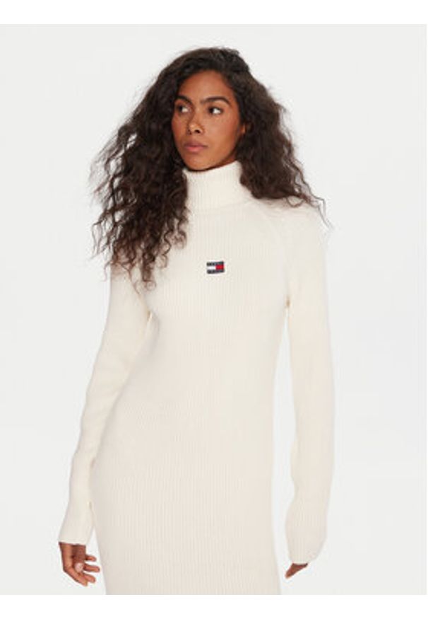 Tommy Jeans Sukienka dzianinowa Badge DW0DW22167 Écru Regular Fit. Materiał: bawełna