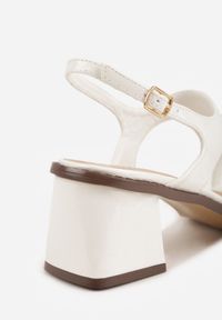 Renee - Białe Sandały w Stylu Japonek na Niskim Słupku z Aplikacją Fyreltarish. Kolor: biały. Wzór: aplikacja. Obcas: na słupku #2