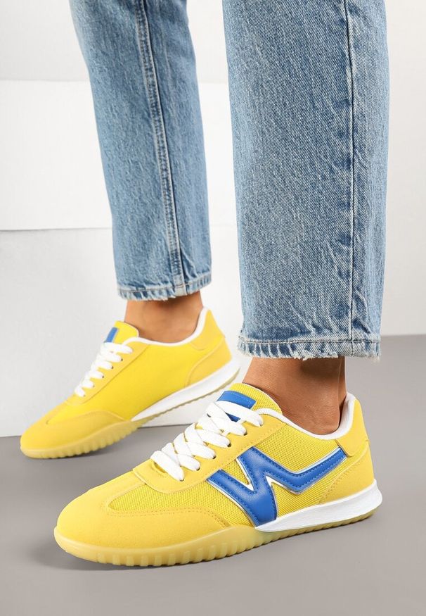 Renee - Żółte Sneakersy Typu Klasyczne Tenisówki Zdobione Przeszyciami Elanioria. Okazja: do pracy, na co dzień. Zapięcie: sznurówki. Kolor: żółty. Materiał: jeans, koronka. Wzór: aplikacja. Obcas: na obcasie. Wysokość obcasa: niski