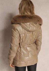 Renee - Ciemnobeżowa Pikowana Kurtka z Futerkiem Przy Kapturze Paelina. Kolor: beżowy. Materiał: futro. Wzór: geometria