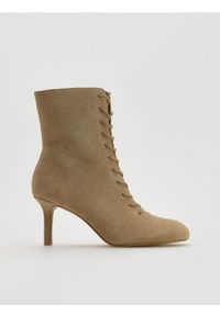 Reserved - Zamszowe botki ze sznurowaniem - beżowy. Kolor: beżowy. Materiał: zamsz #1