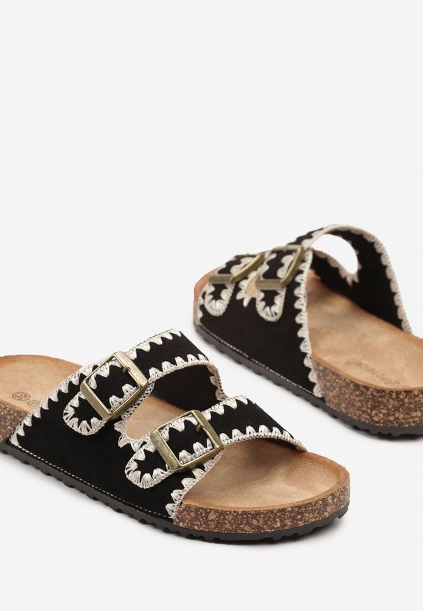 Renee - Czarne Klapki na Korkowej Platformie w Stylu Boho Odarielle. Okazja: na co dzień, na plażę. Kolor: czarny. Wzór: aplikacja, paski. Sezon: lato. Obcas: na platformie. Styl: boho