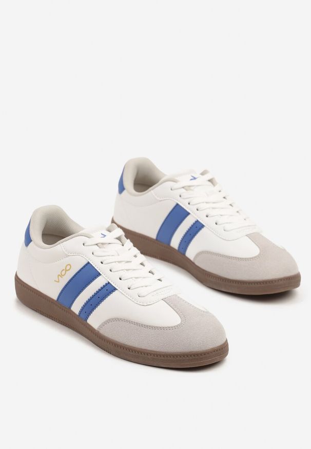 Born2be - Biało-Niebieskie Płaskie Klasyczne Buty Sportowe Sneakersy ze Sznurowaniem z Ozdobnym Noskiem i Paskami Timaela. Okazja: na co dzień. Zapięcie: pasek. Kolor: biały. Materiał: jeans. Wzór: aplikacja