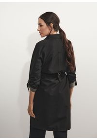 Ochnik - Czarny płaszcz damski z troczkami. Kolor: czarny. Materiał: poliester. Styl: klasyczny #2