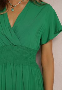 Renee - Zielona Sukienka z Wiskozy Jadith. Kolor: zielony. Materiał: wiskoza. Długość rękawa: krótki rękaw. Wzór: gładki. Sezon: lato. Typ sukienki: kopertowe. Długość: mini #3