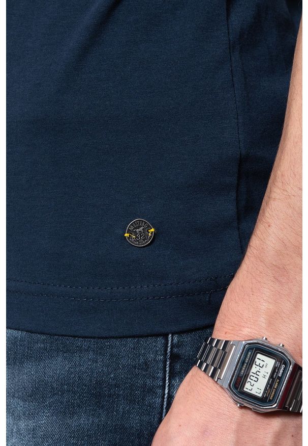 Mustang - MUSTANG T SHIRT Print Tee DRESS BLUES 1008718 5334. Wzór: nadruk
