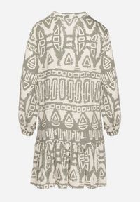 Born2be - Zielona Wiskozowa Sukienka w Etniczny Wzór o Rozkloszowanym Kroju z Wiązaniem Nalpio. Okazja: na co dzień. Typ kołnierza: dekolt w serek. Kolor: zielony. Materiał: wiskoza. Długość rękawa: długi rękaw. Styl: casual, elegancki #7