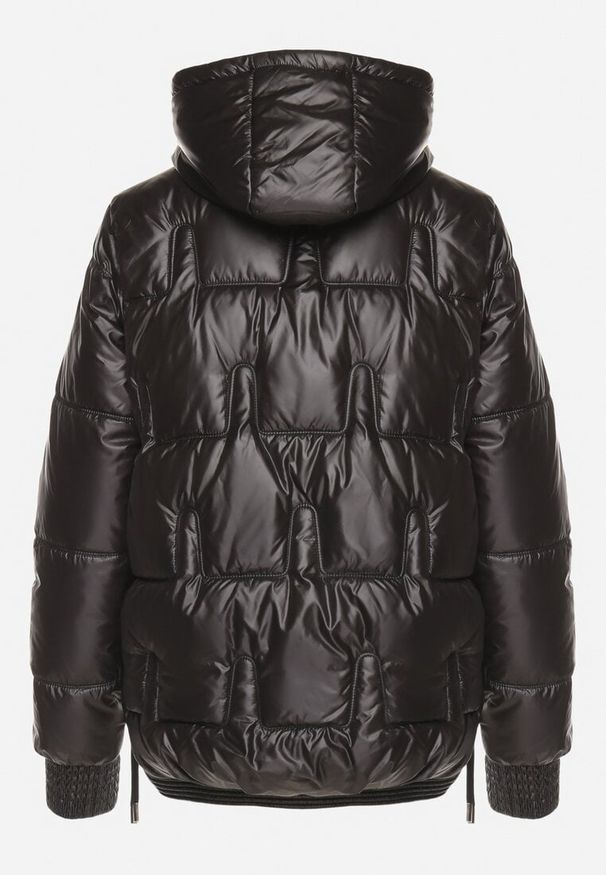 Born2be - Czarna Pikowana Kurtka z Odpinanym Kapturem Wydłużonym Tyłem i Ściągaczami Zinonia. Okazja: na co dzień. Kolor: czarny. Materiał: jeans, skóra, polar. Sezon: jesień, zima. Styl: casual, sportowy