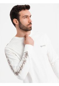 Ombre Clothing - Bawełniany męski longsleeve U-neck z lampasami i nadrukiem na piersi – złamana biel V3 - Rozmiar: XXL. Materiał: bawełna. Długość rękawa: długi rękaw. Wzór: nadruk. Styl: klasyczny, sportowy