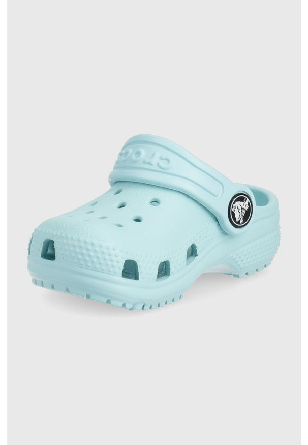 Crocs klapki dziecięce. Kolor: niebieski. Materiał: materiał, guma. Wzór: gładki. Obcas: na obcasie. Wysokość obcasa: niski