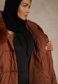 Renee - Brązowa Pudełkowa Kurtka Pikowana Ozdobiona Odpinanym Futerkiem i Suwakiem Hedizelle. Okazja: na co dzień, na spacer. Kolor: brązowy. Materiał: futro. Wzór: aplikacja. Sezon: zima. Styl: casual, elegancki #2