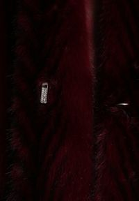 Renee - Bordowy Futrzany Płaszcz z Kapturem Zdobiony Pionowym Wzorem Elrinrahne. Typ kołnierza: kaptur. Kolor: czerwony. Materiał: futro. Długość rękawa: długi rękaw. Wzór: aplikacja. Styl: klasyczny #2