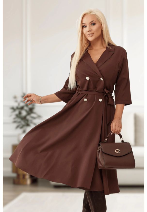Moda Size Plus Iwanek - Elegancka żakietowa sukienka Marietta w czekoladowym kolorze OVERSIZE PLUS SIZE XXL JESIEŃ. Okazja: na spotkanie biznesowe. Kolekcja: plus size. Kolor: brązowy. Materiał: tkanina, poliester, elastan, materiał. Sezon: jesień. Typ sukienki: oversize, dla puszystych. Styl: elegancki