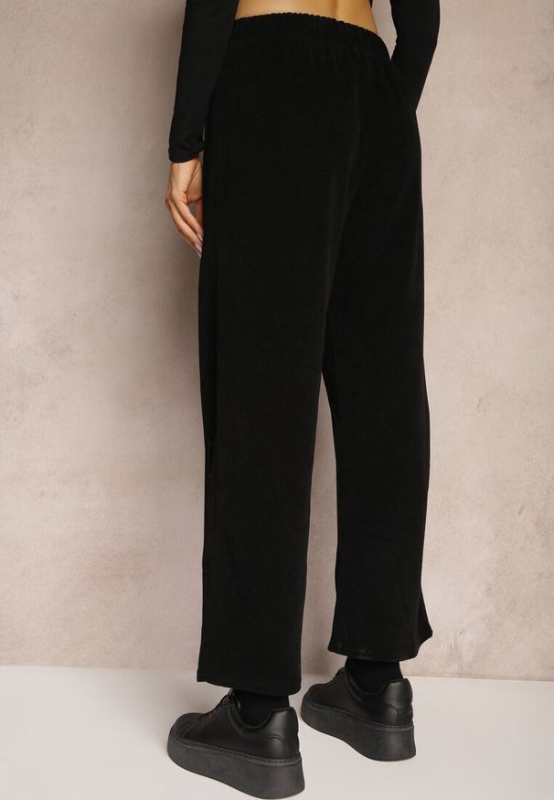 Renee - Czarne Spodnie Dresowe Prążkowane o Szerokim Kroju High Waist Iriallia. Okazja: na co dzień. Stan: podwyższony. Kolor: czarny. Materiał: dresówka, prążkowany. Styl: elegancki, casual