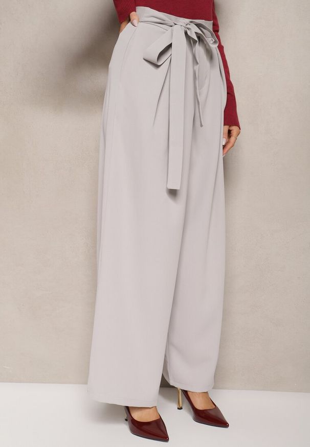 Renee - Szare Eleganckie Spodnie w Garniturowym Stylu High Waist Ozdobione Paskiem w Talii Wenelsea. Okazja: do pracy. Stan: podwyższony. Kolor: szary. Długość: długie. Wzór: aplikacja. Styl: elegancki