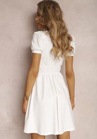 Renee - Biała Sukienka Agamia. Kolor: biały. Materiał: dzianina. Długość rękawa: krótki rękaw. Typ sukienki: kopertowe. Długość: mini