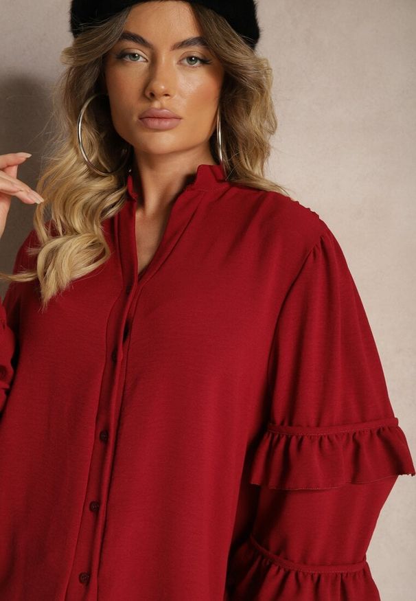 Renee - Bordowa Koszula Ozdobiona Falbankami Nevantha. Okazja: na co dzień, na spotkanie biznesowe. Typ kołnierza: kołnierz z falbankami. Kolor: czerwony. Materiał: jeans. Wzór: aplikacja. Styl: biznesowy, casual