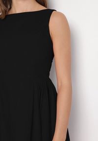 Born2be - Czarna Sukienka Bawełniana o Rozkloszowanym Fasonie z Dekoltem Łódką i Kieszeniami Elenira. Typ kołnierza: dekolt w łódkę. Kolor: czarny. Materiał: bawełna. Typ sukienki: rozkloszowane. Styl: elegancki #2