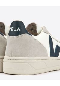 Veja - VEJA - Sneakersy V-10 B-Mesh Nautico. Kolor: biały. Materiał: mesh. Szerokość cholewki: normalna. Wzór: aplikacja #5