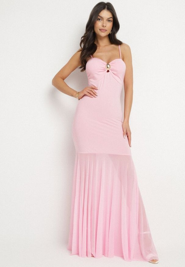 Born2be - Różowa Sukienka na Ramiączkach z Wiskozą Zdobiona Aplikacją i Siateczką Savaleira. Okazja: na co dzień. Typ kołnierza: dekolt w kształcie V. Kolor: różowy. Materiał: wiskoza. Długość rękawa: na ramiączkach. Wzór: aplikacja. Styl: klasyczny, casual, elegancki