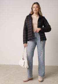 Born2be - Czarna Przejściowa Kurtka z Kapturem i Pikowanymi Przeszyciami Pretilda. Okazja: na co dzień. Typ kołnierza: kaptur. Kolor: czarny. Materiał: jeans, nylon. Styl: casual, elegancki, klasyczny #5