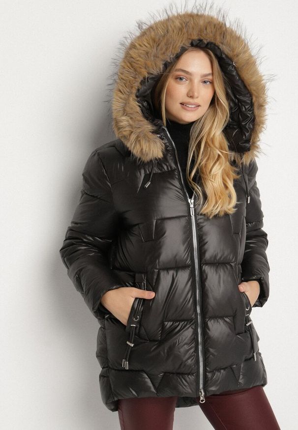 Born2be - Czarna Kurtka z Pikowanymi Przeszyciami i Kapturem z Futrem Azinga. Okazja: na spacer. Typ kołnierza: golf. Kolekcja: plus size. Kolor: czarny. Materiał: futro. Styl: elegancki
