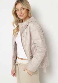 Born2be - Beżowa Kurtka z Kapturem Ozdobiona Przeszyciami i Sznurkami Boledia. Okazja: na co dzień. Typ kołnierza: kaptur. Kolor: beżowy. Materiał: jeans. Wzór: aplikacja. Styl: casual #2