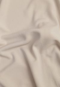 Renee - Jasnobeżowa Taliowana Sukienka z Rozcięciem i Poduszkami na Ramionach Melloretta. Okazja: na spotkanie biznesowe. Typ kołnierza: dekolt w kształcie V. Kolor: beżowy. Styl: biznesowy, klasyczny #6