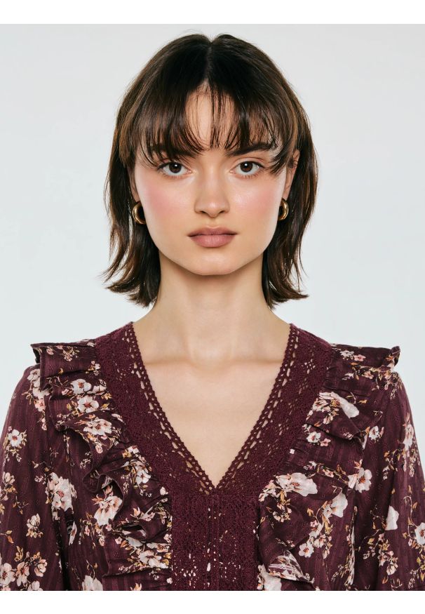 Big-Star - Bluzka damska z kwiatowym nadrukiem ciemnobordowa Zala 804. Okazja: na co dzień. Typ kołnierza: dekolt w kształcie V, kołnierz z falbankami. Kolor: brązowy. Materiał: koronka. Wzór: nadruk, kwiaty. Styl: boho, casual