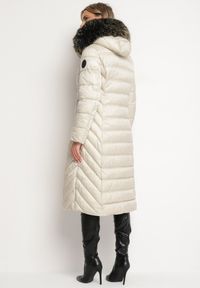 Born2be - Beżowa Pikowana Kurtka Zimowa o Długim Kroju z Odpinanym Kapturem z Futrem Mintoria. Okazja: na co dzień. Kolor: beżowy. Materiał: futro. Długość: długie. Sezon: zima. Styl: casual, elegancki #7