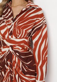 Born2be - Brązowa Sukienka Koszulowa w Zebrę Arziki. Okazja: na co dzień. Typ kołnierza: dekolt w serek. Kolor: beżowy. Długość rękawa: długi rękaw. Wzór: motyw zwierzęcy. Typ sukienki: koszulowe. Styl: casual, klasyczny #2