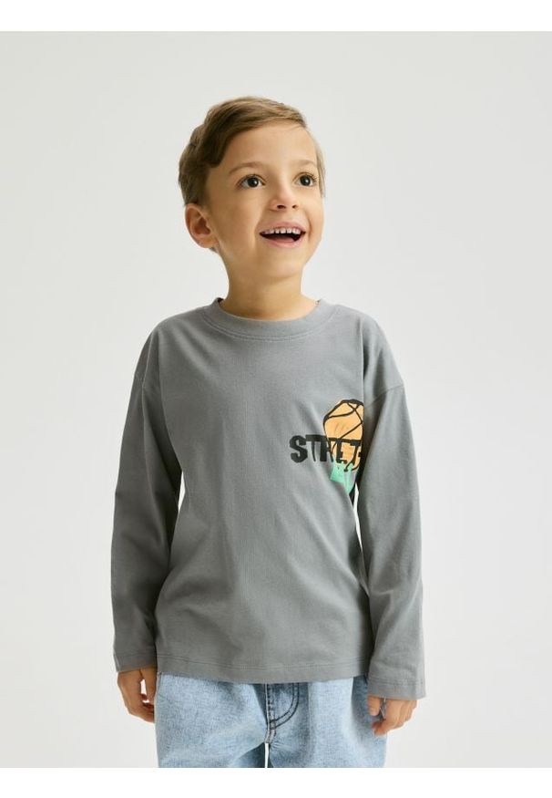 Reserved - Longsleeve z nadrukiem - ciemnoszary. Kolor: szary. Materiał: dzianina, bawełna. Długość rękawa: długi rękaw. Wzór: nadruk