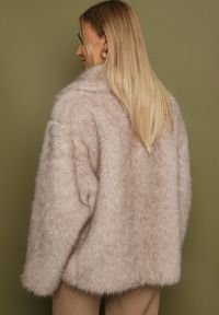 Born2be - Beżowa Dwurzędowa Kurtka Futerko o Fasonie Oversize Asinella. Okazja: na randkę, na co dzień, na spacer. Kolor: beżowy. Materiał: futro. Styl: casual #4