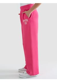 Big-Star - Spodnie dziewczęce dresowe z prostą nogawką różowe Longencja 601/ Georgina 601. Okazja: na uczelnię. Kolor: różowy. Materiał: dresówka. Wzór: nadruk, aplikacja. Styl: młodzieżowy, sportowy #3