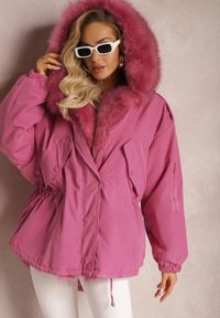 Renee - Różowa Kurtka Parka Oversize z Futerkiem Horelle. Kolor: różowy. Materiał: futro. Długość rękawa: długi rękaw. Długość: długie. Wzór: jednolity, gładki, aplikacja. Sezon: jesień, zima. Styl: klasyczny