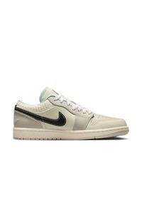 Nike Jordan 1 Sneakersy damskie. Okazja: na co dzień. Kolor: beżowy. Materiał: jeans, materiał, skóra. Szerokość cholewki: normalna. Model: Nike Air Jordan. Sport: turystyka piesza
