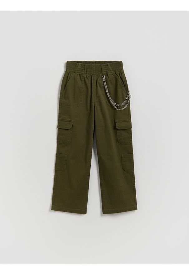 Reserved - Spodnie bojówki z łańcuszkiem - zielony. Kolor: zielony. Materiał: tkanina, bawełna