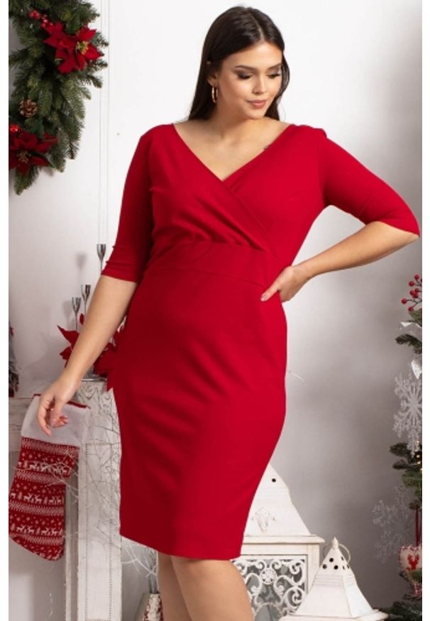 KARKO - Sukienka na święta z kopertowym dekoltem BONITA dzianinowa ołówkowa czerwona PROMOCJA. Okazja: na imprezę, do pracy, na randkę. Typ kołnierza: dekolt kopertowy. Kolekcja: plus size. Kolor: czerwony. Materiał: dzianina. Typ sukienki: kopertowe, ołówkowe. Styl: klasyczny, elegancki. Długość: midi