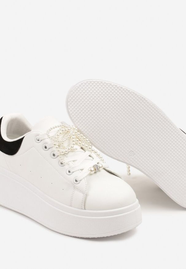 Born2be - Biało-Czarne Sneakersy na Grubej Podeszwie Ozdobione Perełkami na Sznurówkach Sellira. Okazja: na co dzień. Nosek buta: okrągły. Zapięcie: sznurówki. Kolor: biały. Materiał: jeans. Wzór: aplikacja