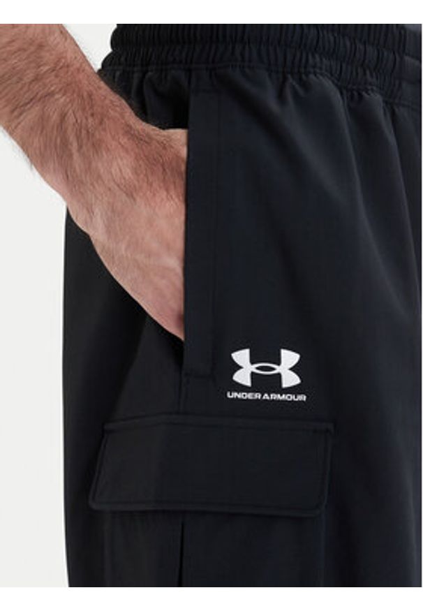Under Armour Szorty sportowe UA Vibe Woven Cargo 1386560 Czarny Regular Fit. Kolor: czarny. Materiał: syntetyk. Styl: sportowy
